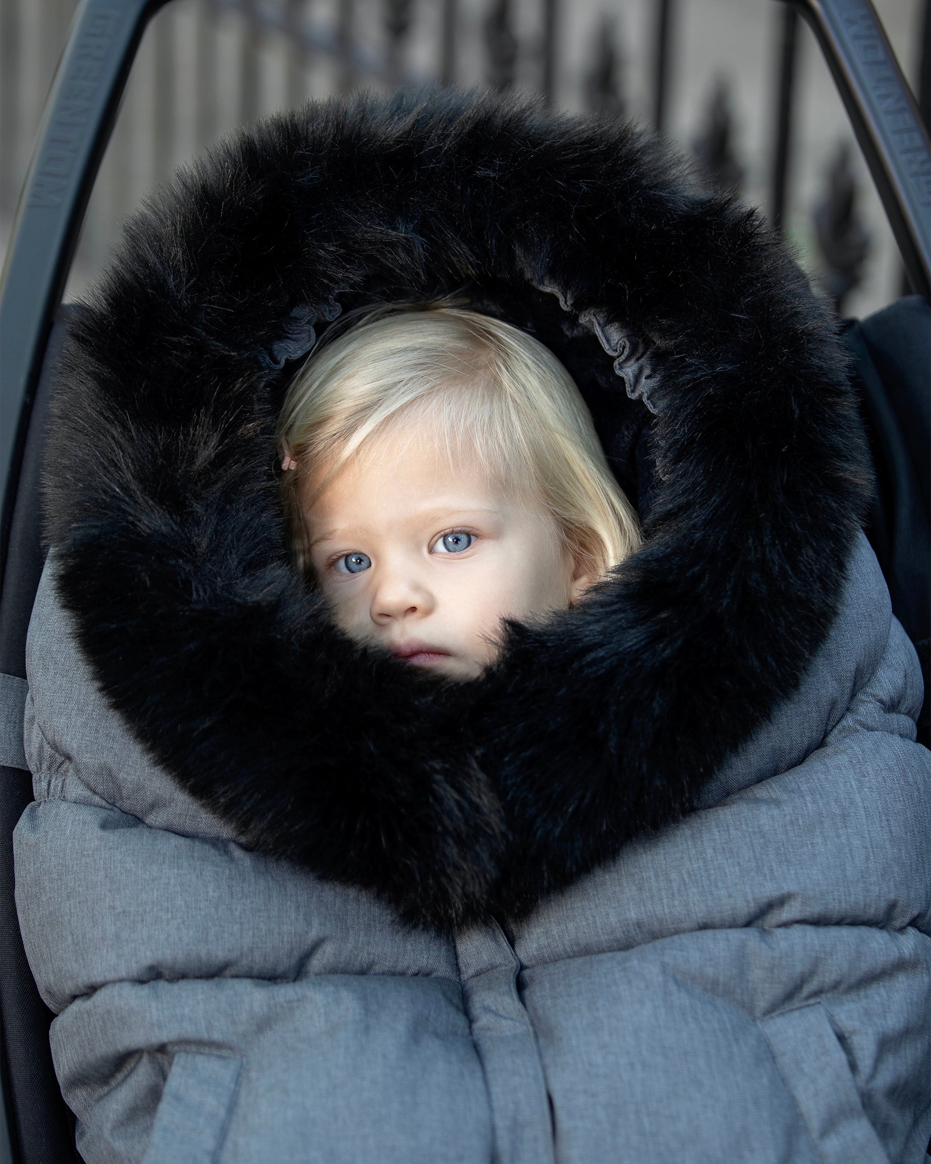 Heather Grey Dark - Black Faux Fur//