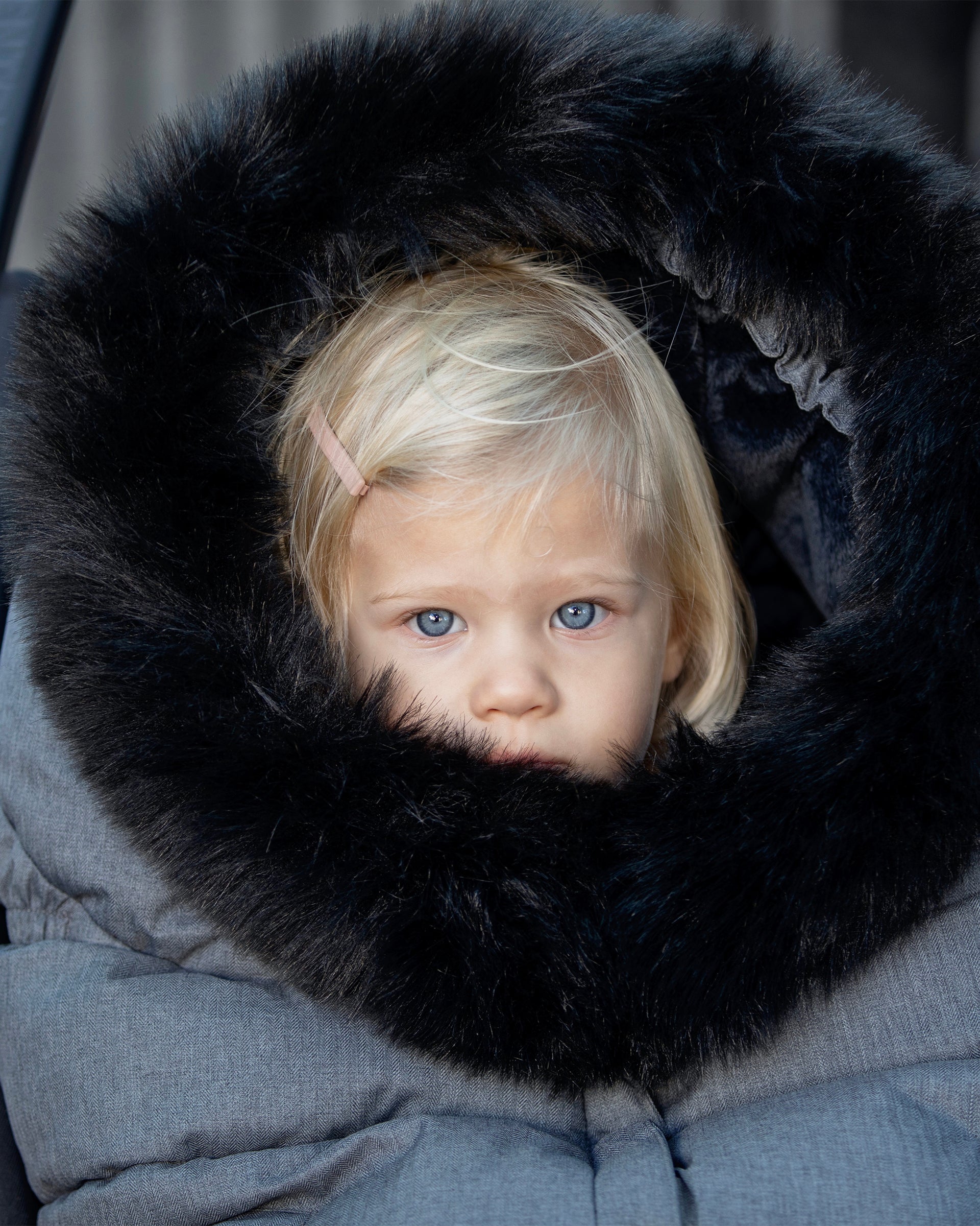 Heather Grey Dark - Black Faux Fur//